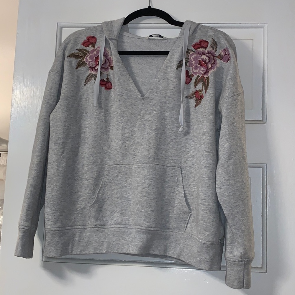 Medium American Eagle Embroidered V-neck floral hoodie